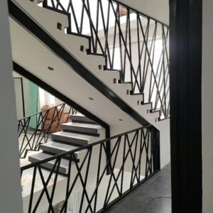 Pasamanos metálico con diseño geométrico.