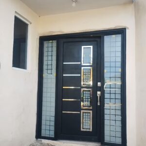 Puerta moderna de acceso principal