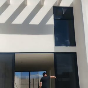 Puerta de doble hoja con cancelería de vidrio